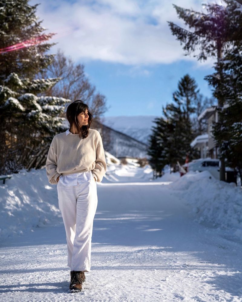 Marche dans la neige dans la ville de Tromsø en Norvège