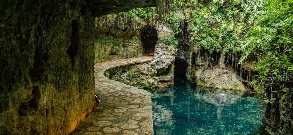 Ruines cenotes chemin en pierre Yucatan Mexique