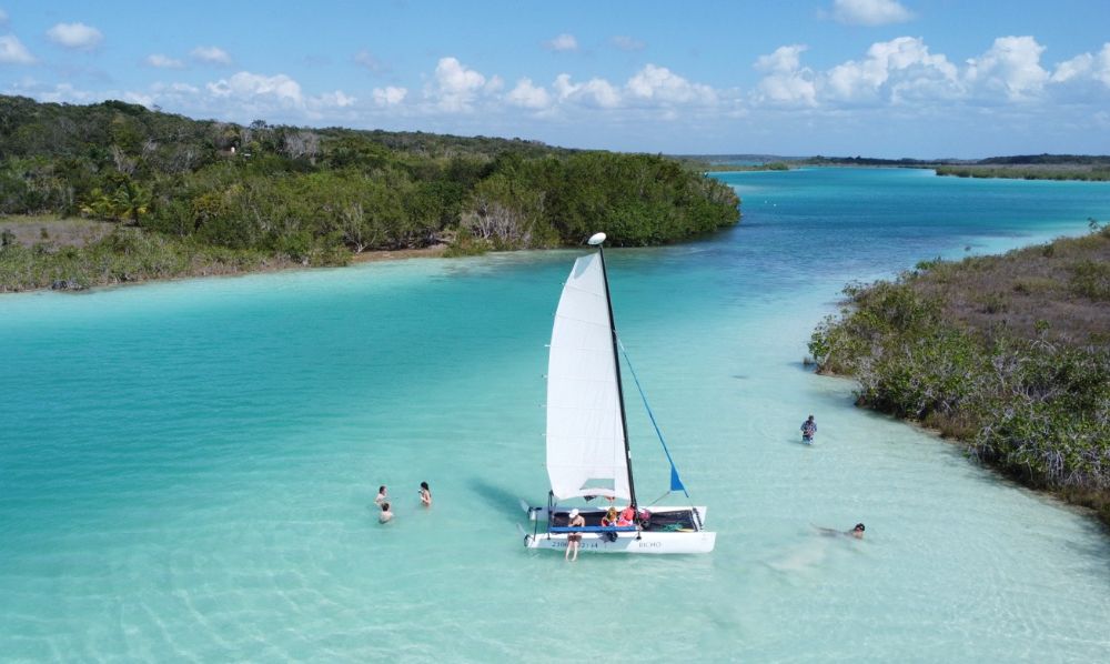voilier a bacalar au mexique dans le yucatan