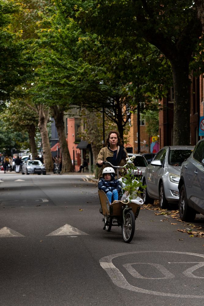 Femme sur son vélo, Shoreditch Londres