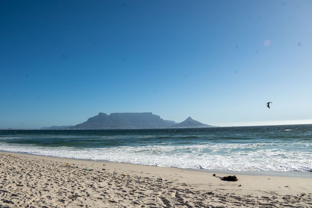 Kite surf au Cap face à Table Mountain à Blouberg, Cape Town, Afrique du Sud 
