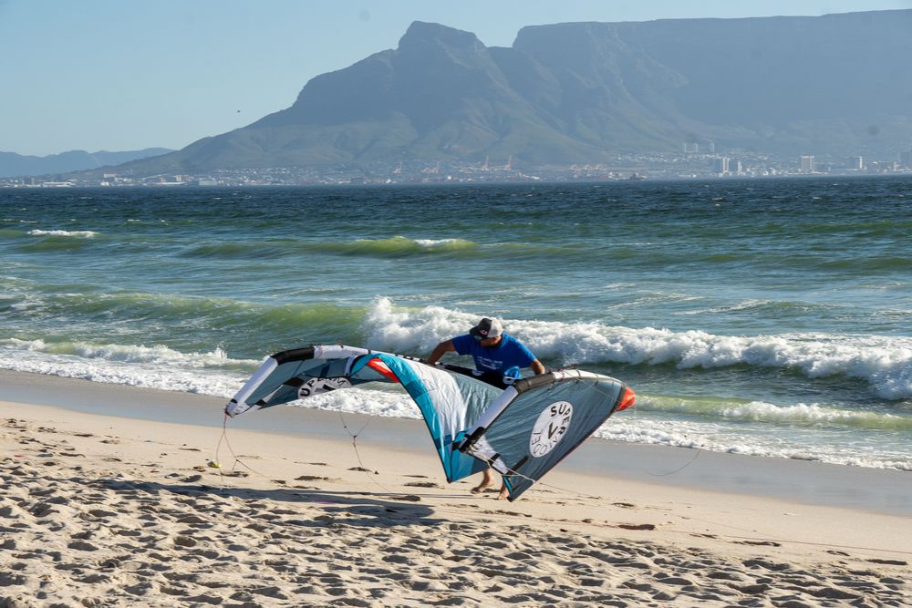 Kite surf au Cap face à Table Mountain à Blouberg, Cape Town, Afrique du Sud 