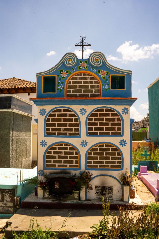Cimetière de Chichicastenango tombes colorées Chichicastenango Guatemala