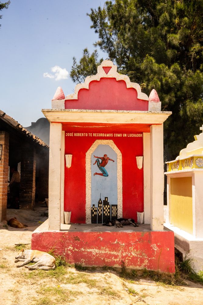 Cimetière de Chichicastenango tombes colorées Chichicastenango Guatemala