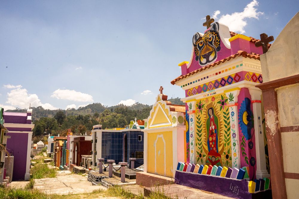 Cimetière de Chichicastenango tombes colorées