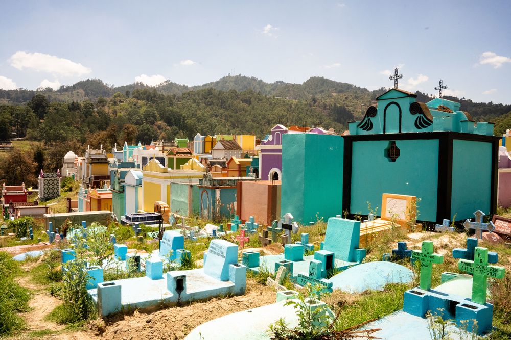 Cimetière de Chichicastenango tombes colorées Chichicastenango Guatemala