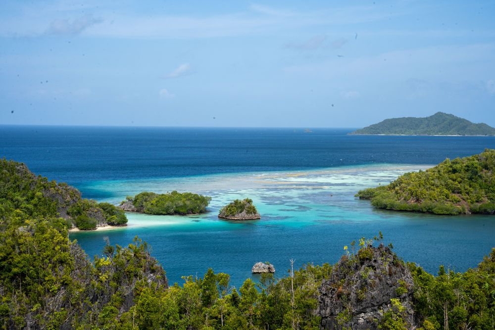 Vue en hauteur sur Raja Ampat Indonésie conseils guide