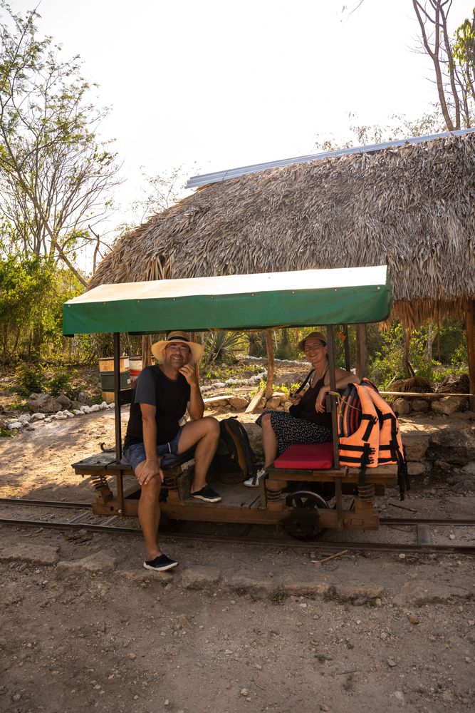 Cenotes sous-terraine Yucatan Mexique chariot tiré par un cheval
