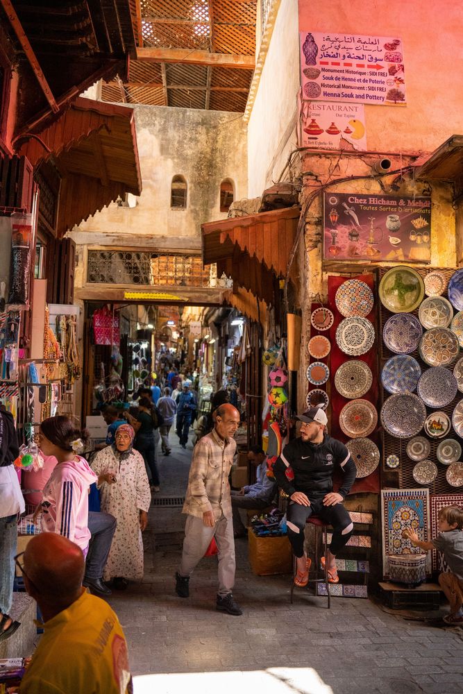 Fès Maroc ruelles médina vendeur ambulant
