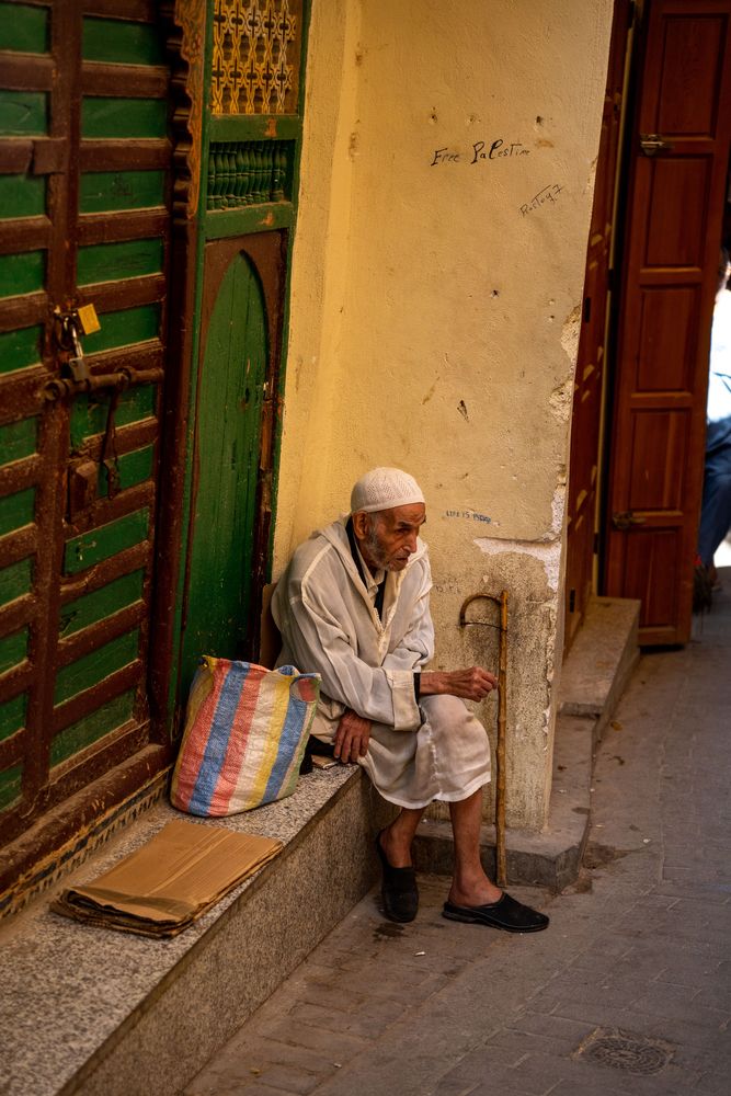 Fès Maroc ruelles médina vendeur ambulant