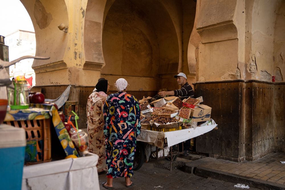 Fès Maroc vendeur ambulant de dattes