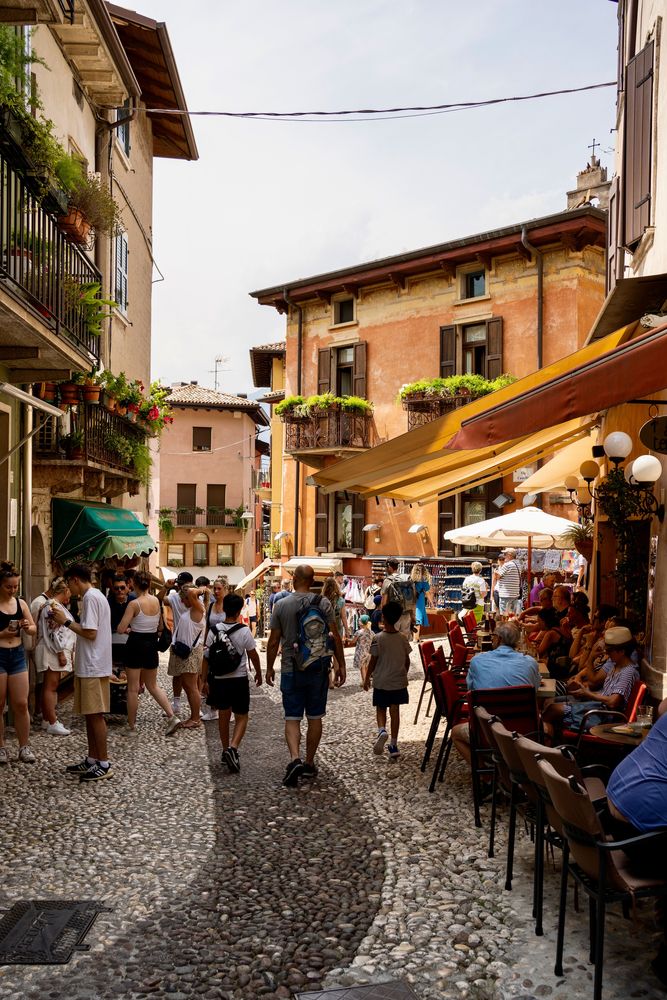 ruelles tour du lac de garde italie vespa