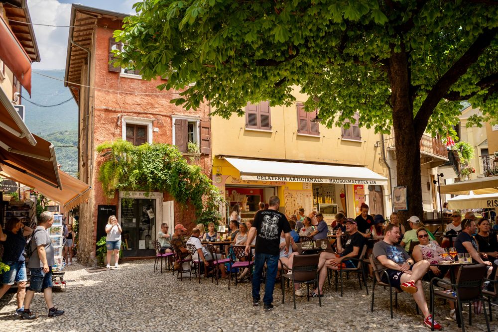 bar animé tour du lac de garde italie vespa