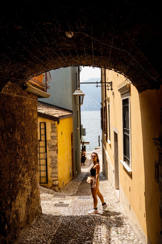 ruelle tour du lac de garde italie vespa