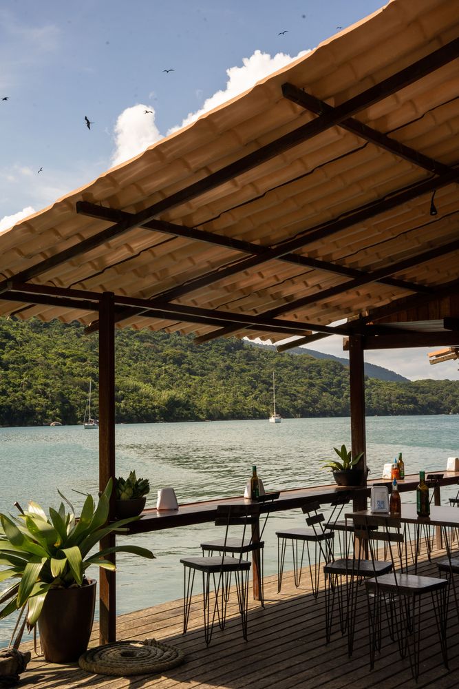 Le restaurant Marola sur pilotis ilha grande brésil