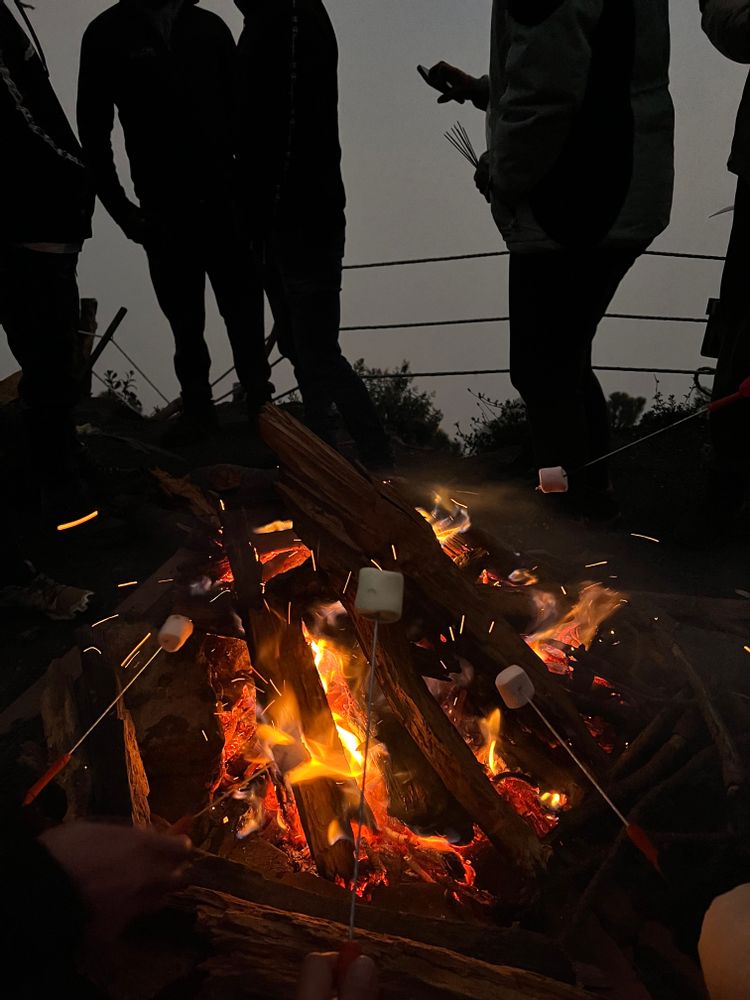 Ascension du volcan Acatenango El Fuego Guatemala vhiking tours marshmallow