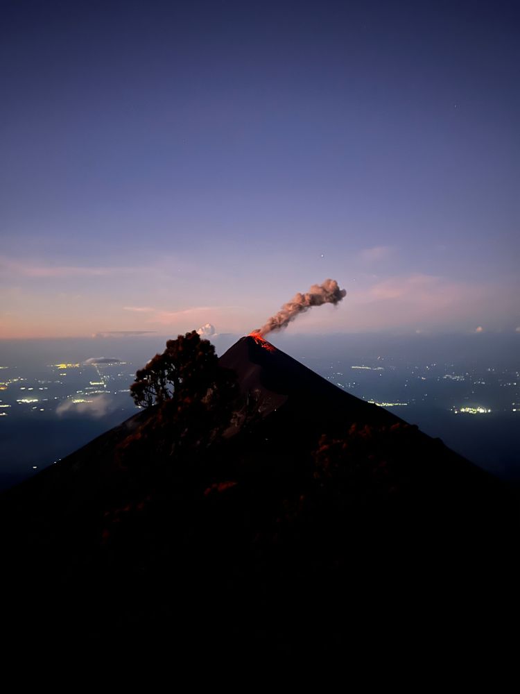 Ascension du volcan Acatenango El Fuego Guatemala vhiking tours