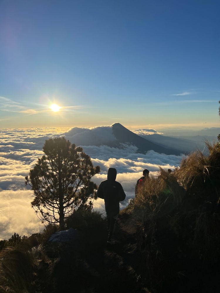 Ascension du volcan Acatenengo El Fuego Guatemala Vhiking tours 