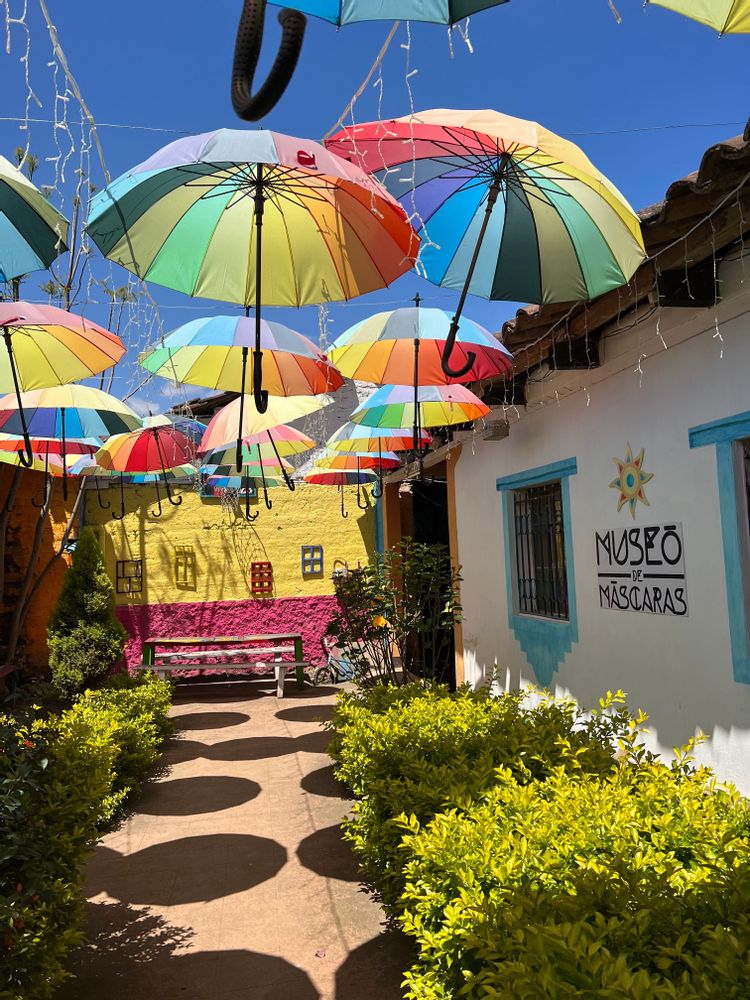 Le sanctuaire de Pascual Abaj & le musée de Mascaras Chichicastenango Guatemala