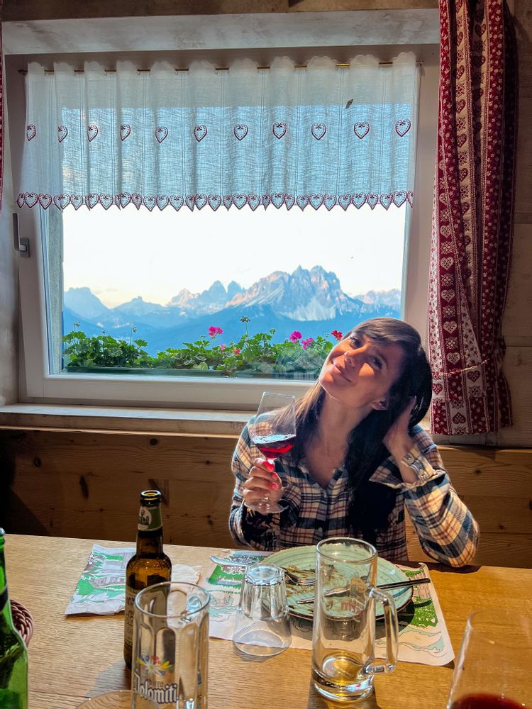 dolomites lago di Sorapis refuge italie