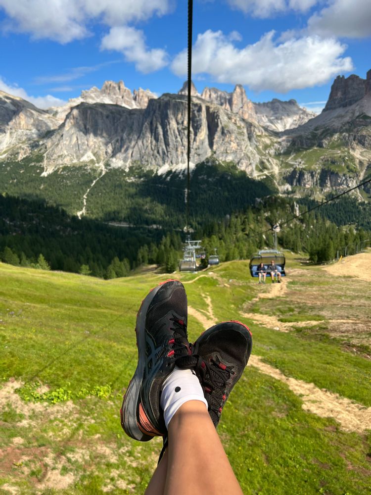 Cinque Torri dolomites cable car italie