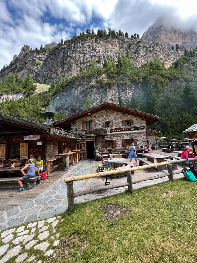 Lago di Lagazuoi Refuge Scotoni Dolomites
