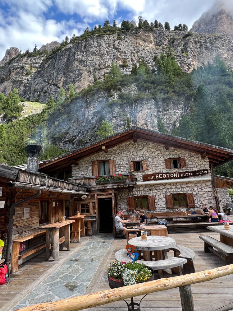 Lago di Lagazuoi Refuge Scotoni Dolomites italie