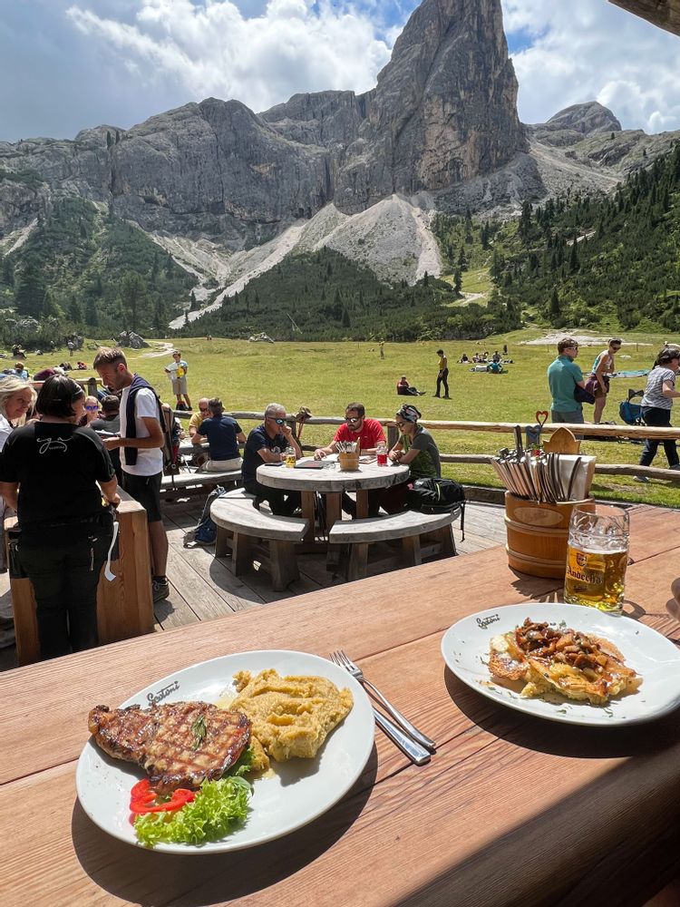 Lago di Lagazuoi Refuge Scotoni Dolomites
