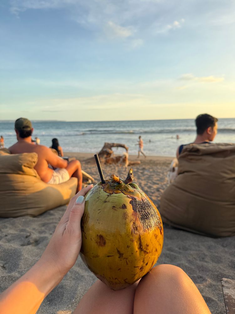 Coucher de soleil avec une coconut sur la plage de Canggu à Bali