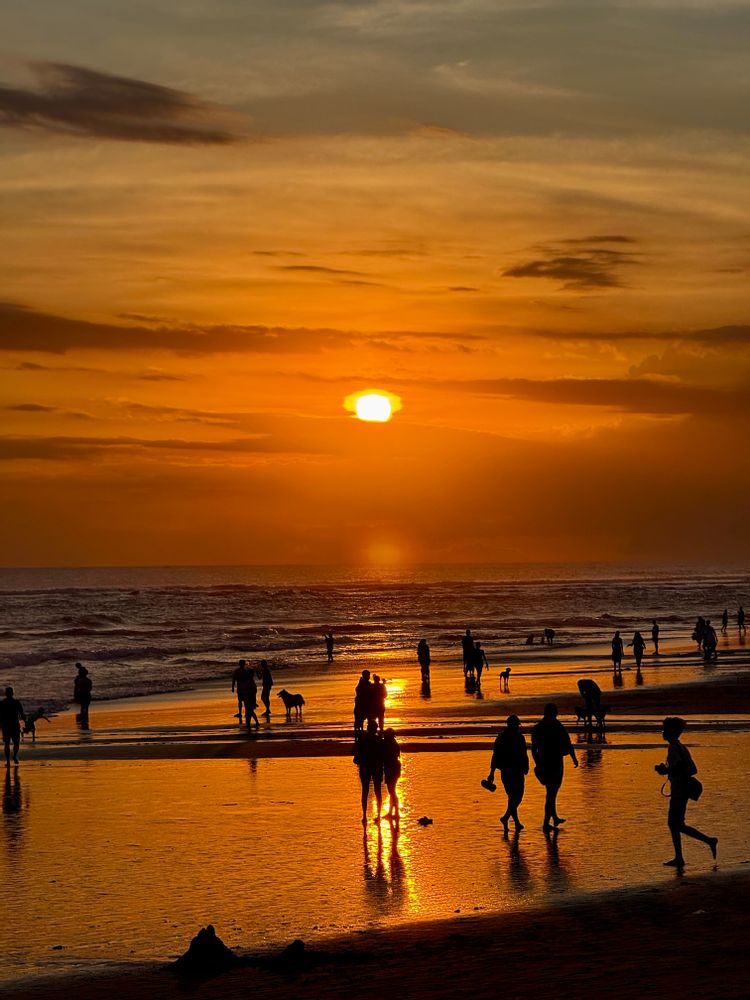 Coucher de soleil sur la plage de Canggu à Bali