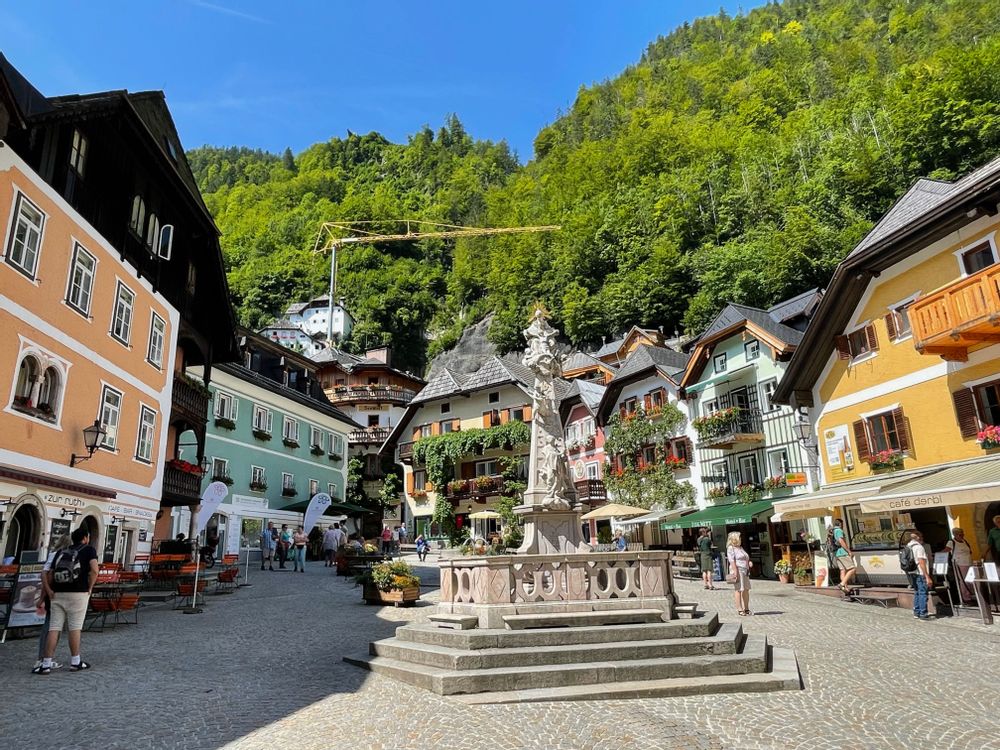 Hallstatt autriche maisons colorées place principale