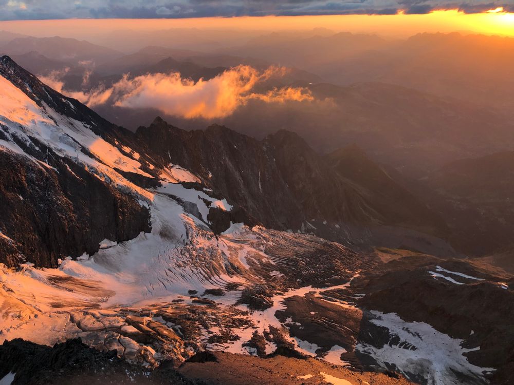 Ascension du Mont Blanc Coucher de soleil depuis le refuge du Gouter