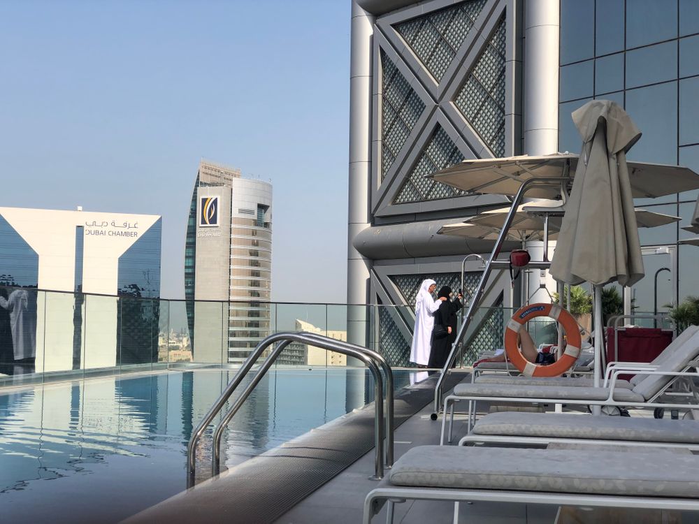 piscine rooftop dubai al bandar rotana hotel