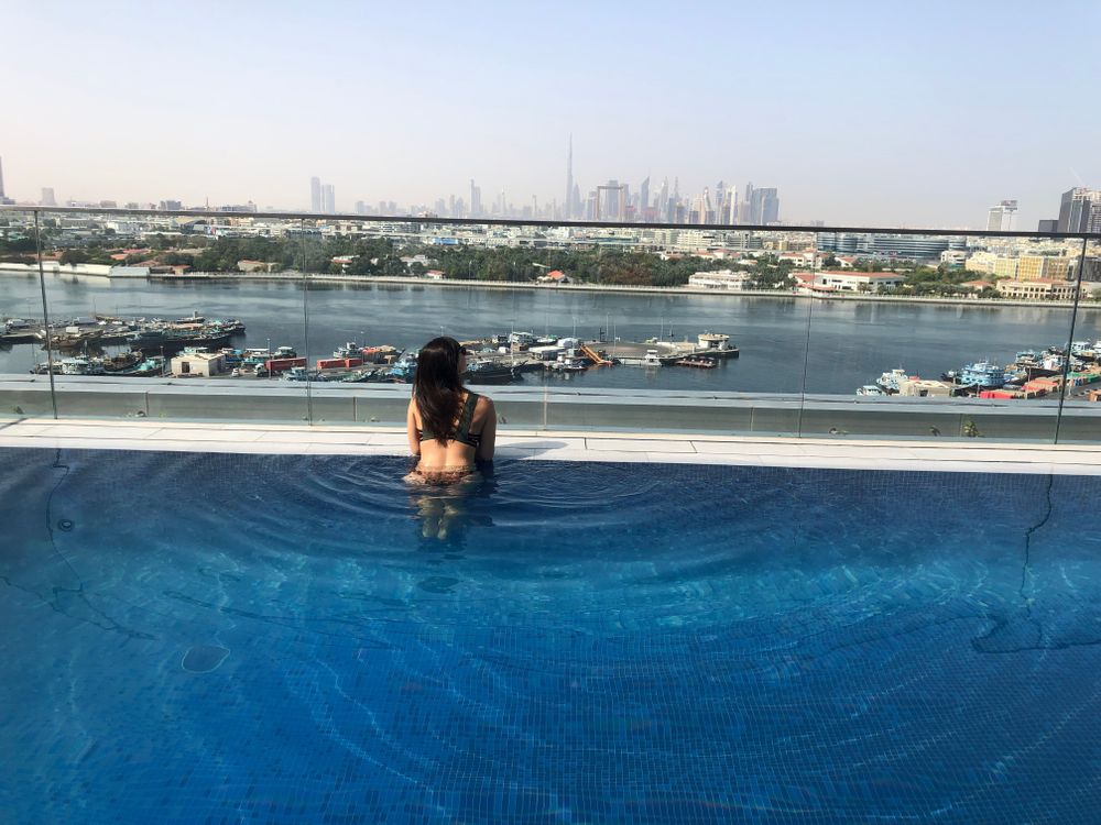 piscine rooftop dubai al bandar rotana hotel