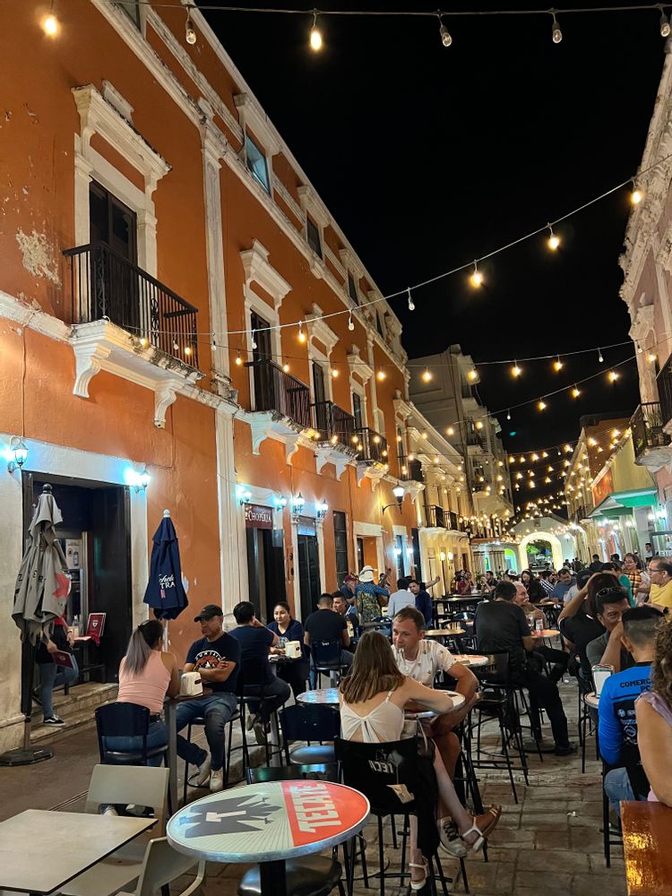 Rue animée festive Campeche Yucatan Mexique