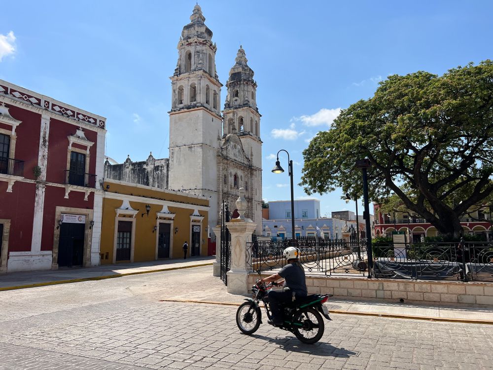 Eglise et moto à Campeche Yucatan Mexique