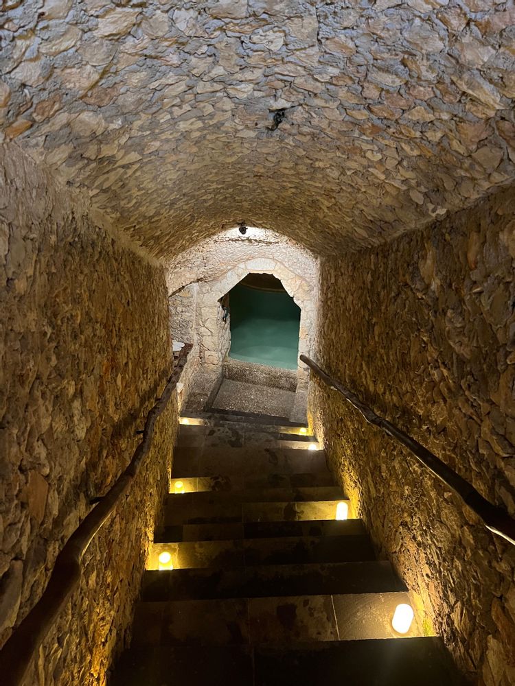 escalier en pierre qui descend vers le spa à valladolid au mexique