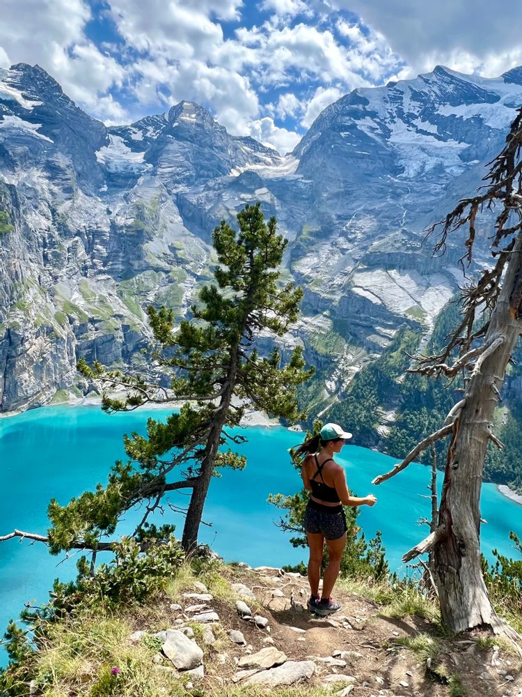 Vue panoramique lac Oeschinensee randonnée Suisse