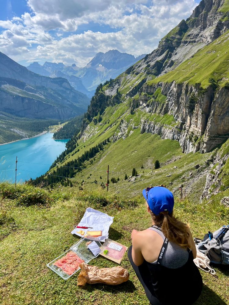Vue sur le lac pique nique Randonnée à Oeschinensee Suisse weekend Grindelwald