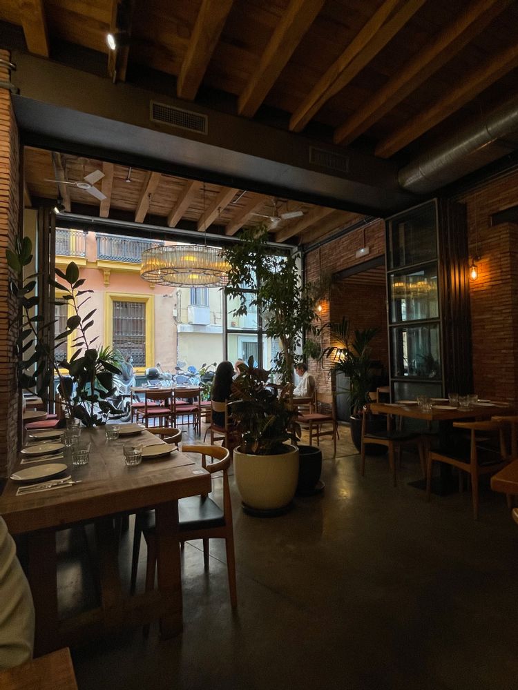 torres y garcia restaurant à Séville déco industrielle véranda