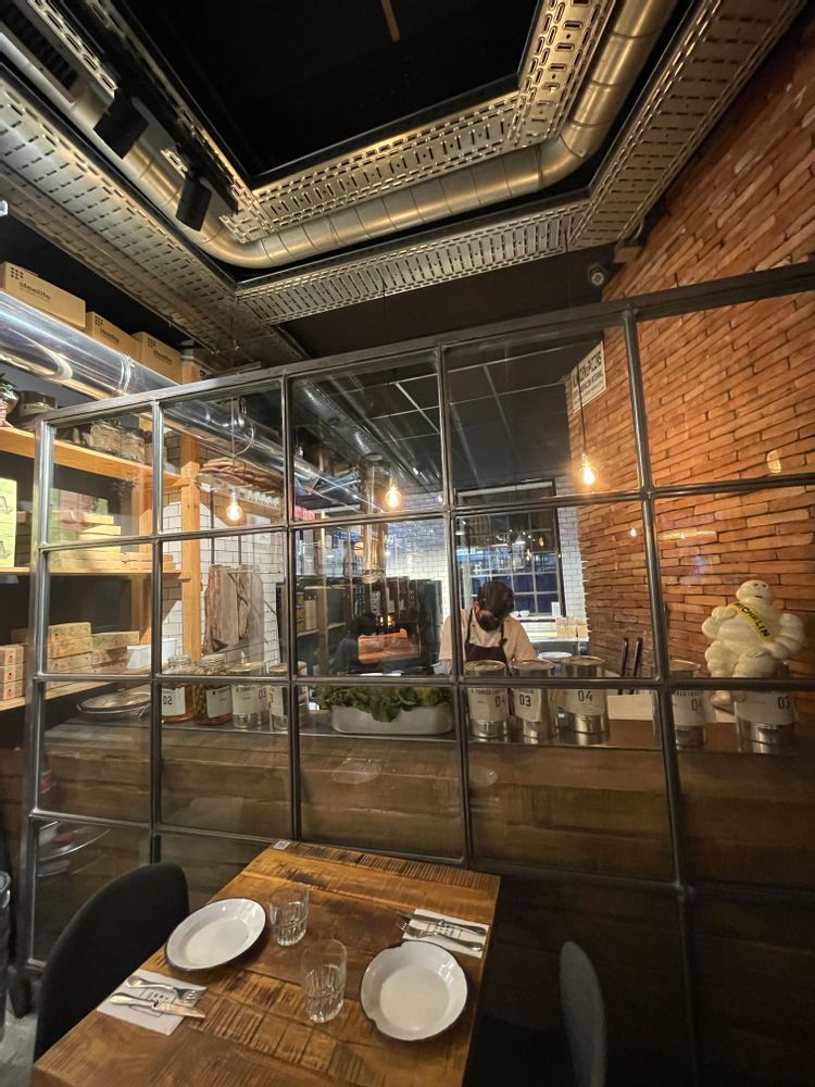 torres y garcia restaurant à Séville déco industrielle cuisine