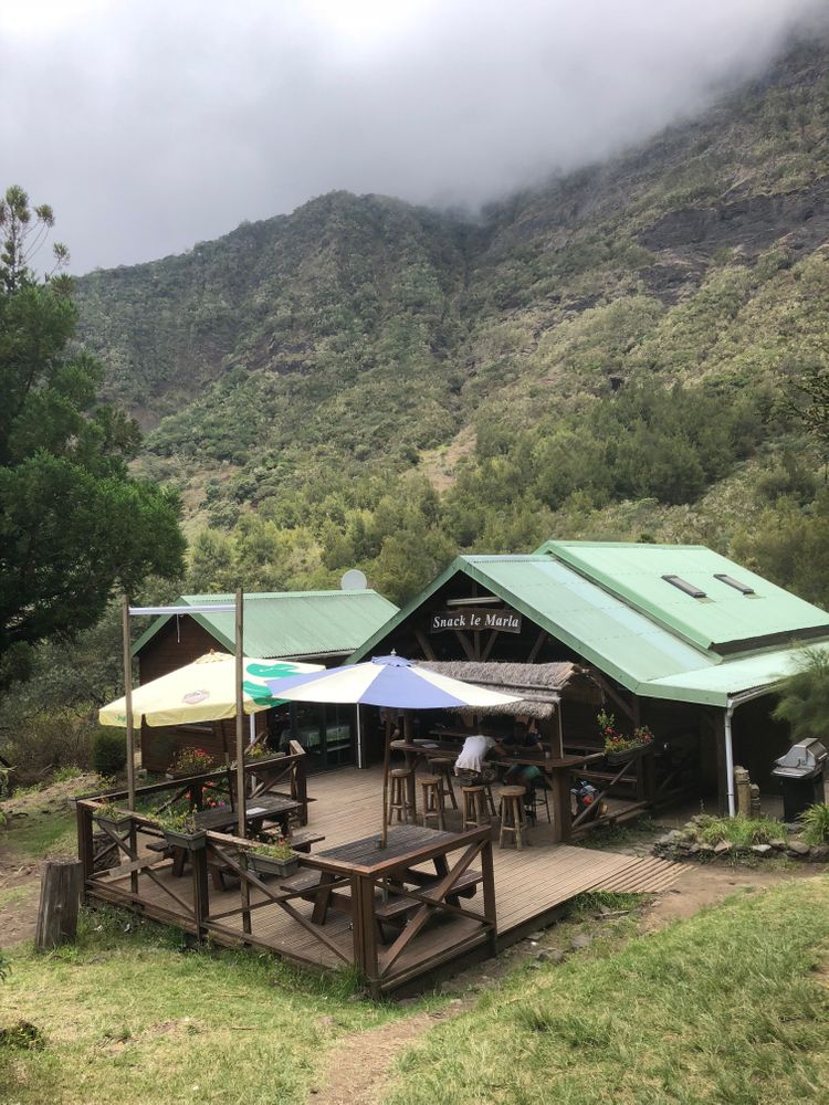 Snack le Marla, trek de 4 jours à l'île de la Réunion Randonnée à travers les cirques de Salazie Mafate Cilaos