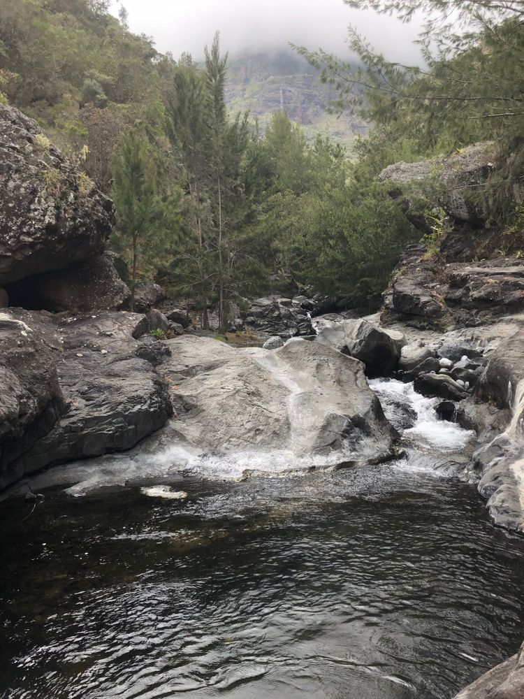 Rivière, trek de 4 jours à l'île de la Réunion Randonnée à travers les cirques de Salazie Mafate Cilaos