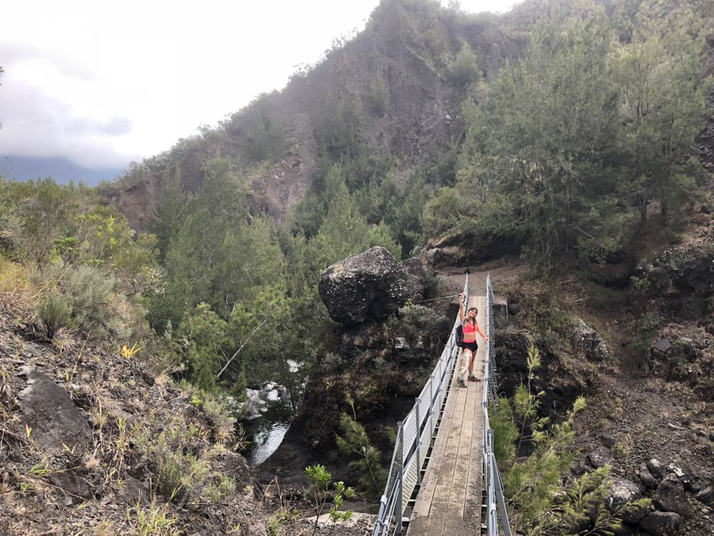 Pont sur le trek de 4 jours à l'île de la Réunion Randonnée à travers les cirques de Salazie Mafate Cilaos