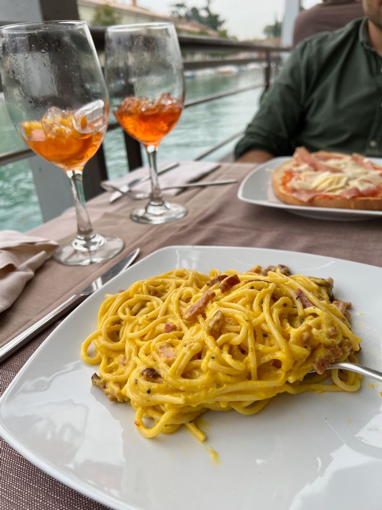 lac de garde vespa italie spritz pasta