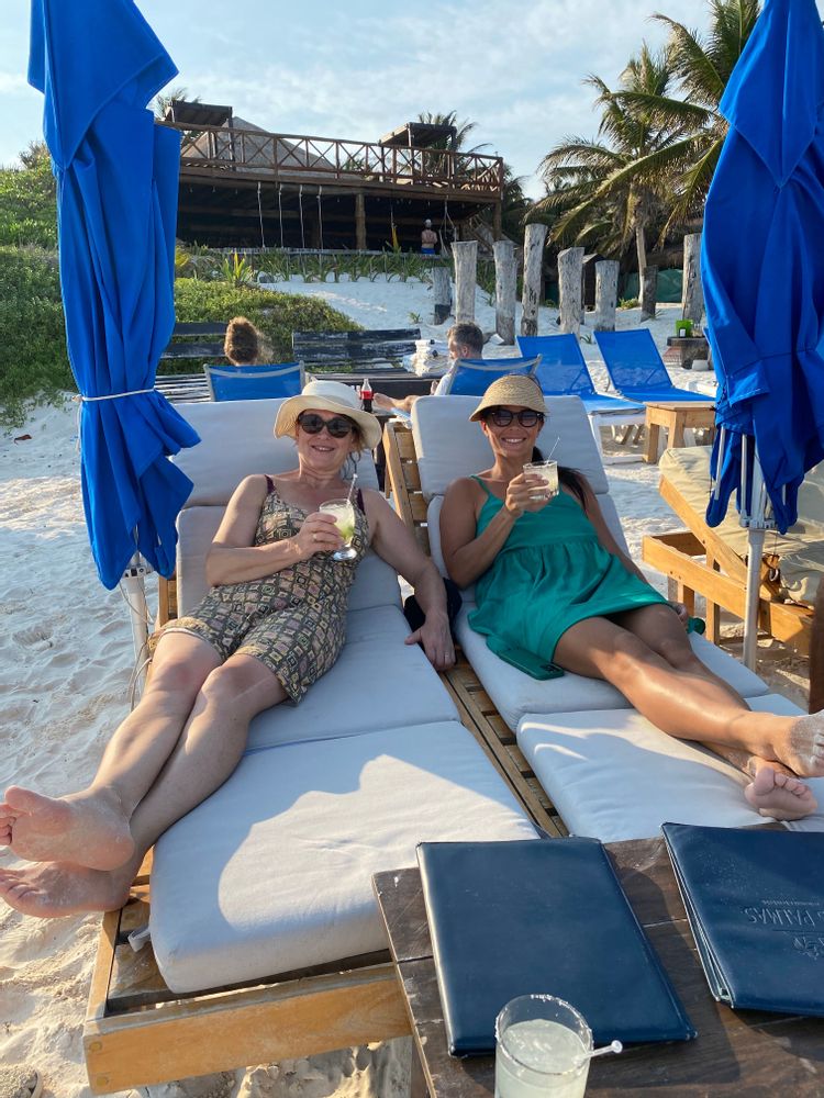 cocktail sur des sunbed au mexique yucatan playa del carmen