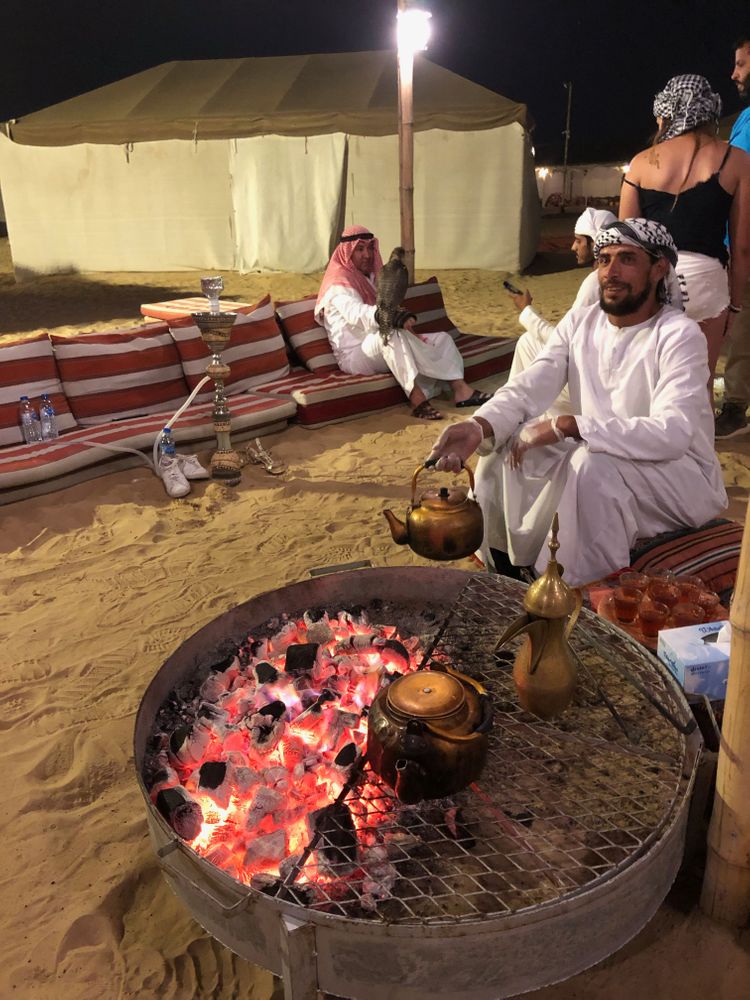 tradition dubai thé désert expérience insolite