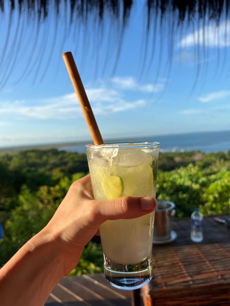 Cocktail Caipirinha vue sur la mer Boipeba Morro de Sao Paulo Brésil