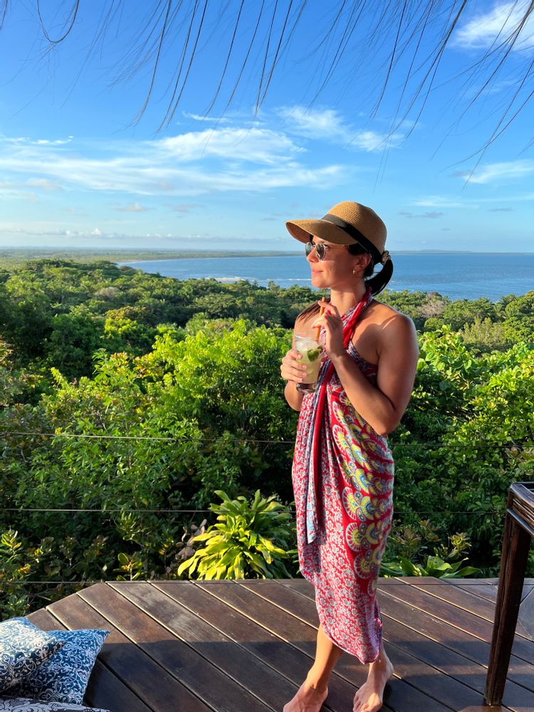 Cocktail Caipirinha vue sur la mer Boipeba Morro de Sao Paulo Brésil