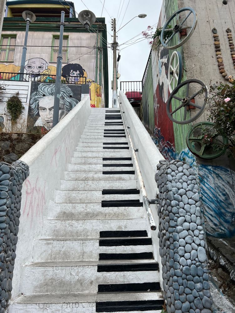 Valparaiso Chili Guide Street art Piano
